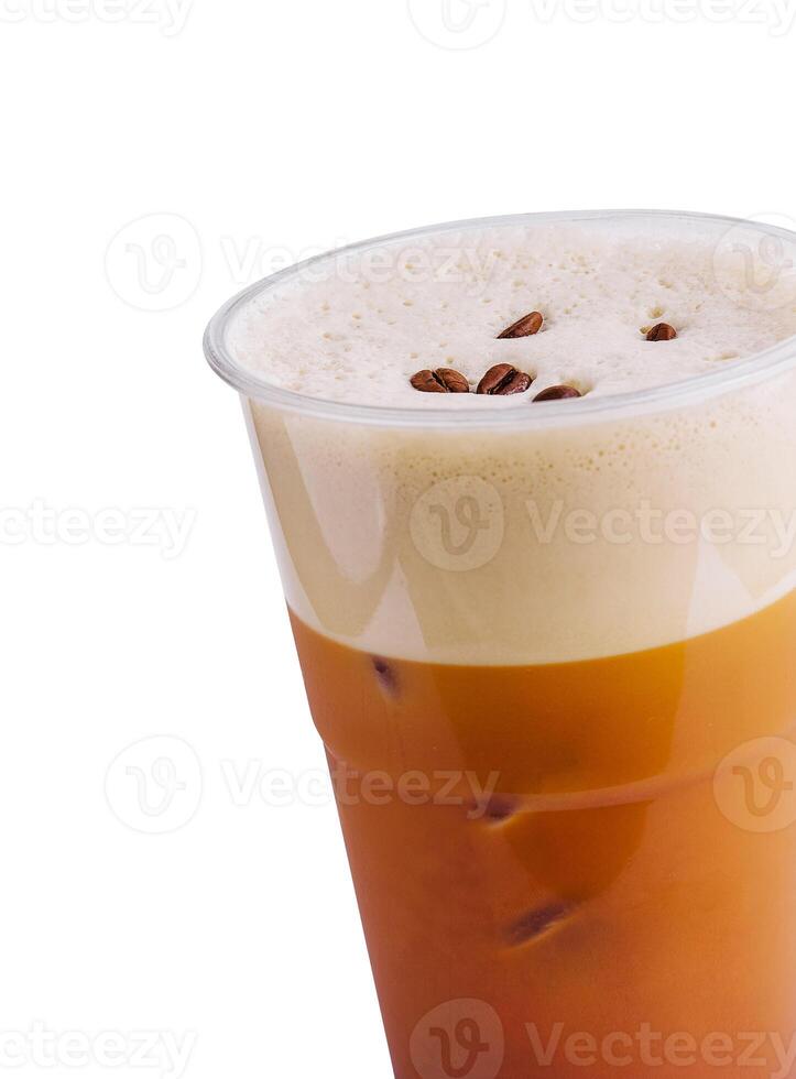 iced kaffe i plast kopp med kaffe bönor foto