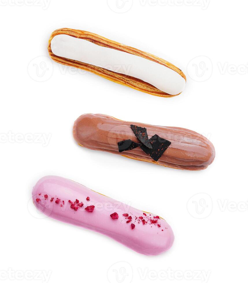 annorlunda typer choklad eclairs på en vit bakgrund foto