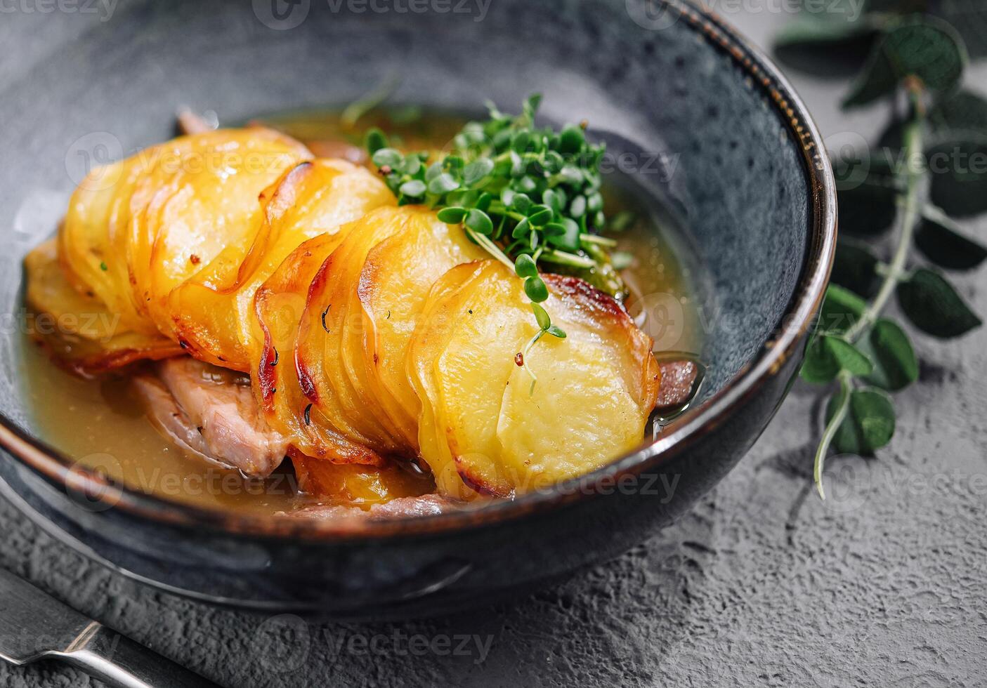 bakad potatis skivor gratäng med kött foto