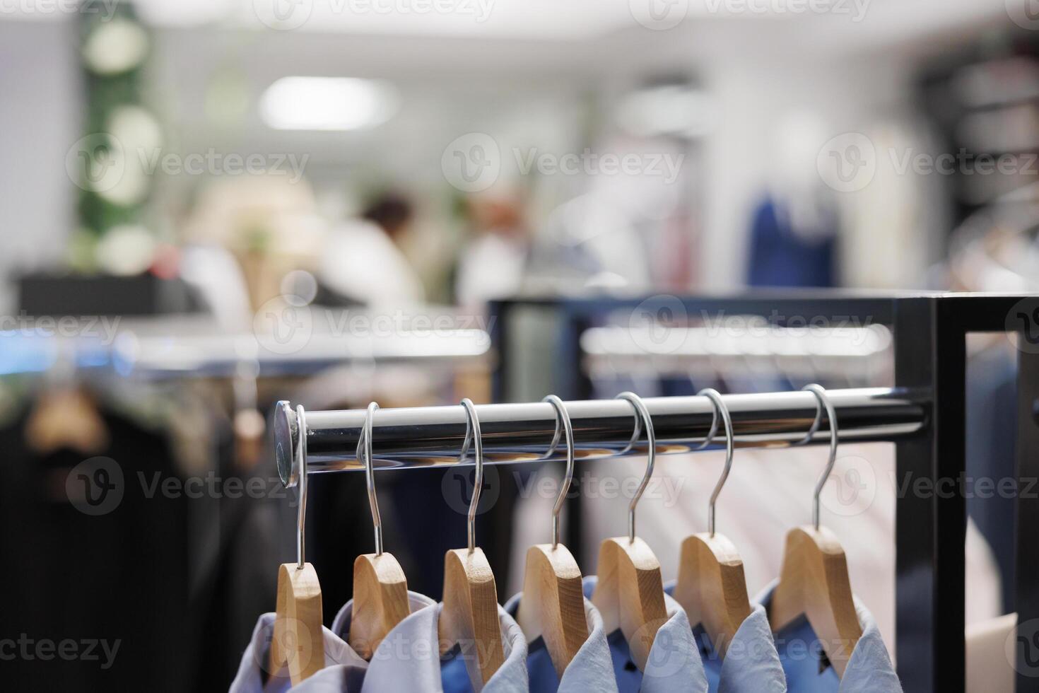 kläder för försäljning hängande på metall kuggstång i trendig Kläder Lagra. blå formell manlig shirts från herrkläder samling senast ankomst på hängare, visa upp för kunder i handla köpcenter foto