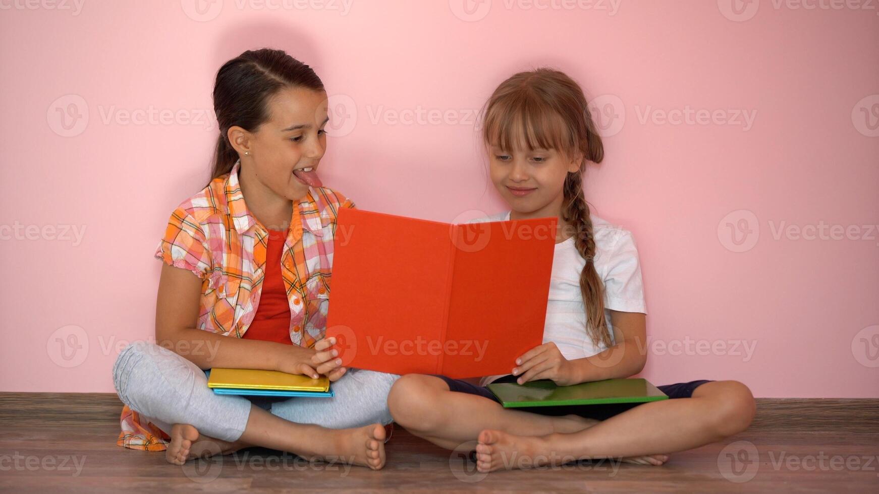 Lycklig liten flickor med klasskamrater har roligt på de skola foto