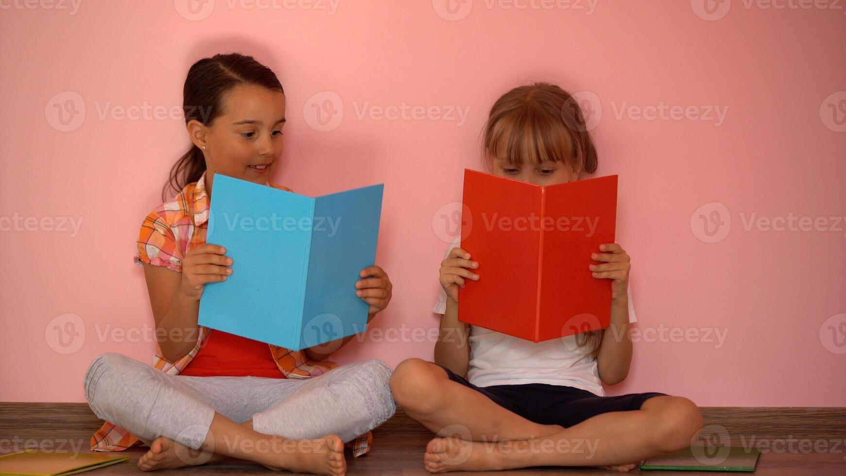 utbildning och skola begrepp - liten studerande flickor studerar och läsning bok på Hem foto