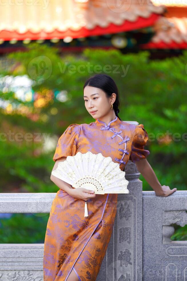kinesisk kvinna i traditionell kostym för Lycklig kinesisk ny år begrepp foto