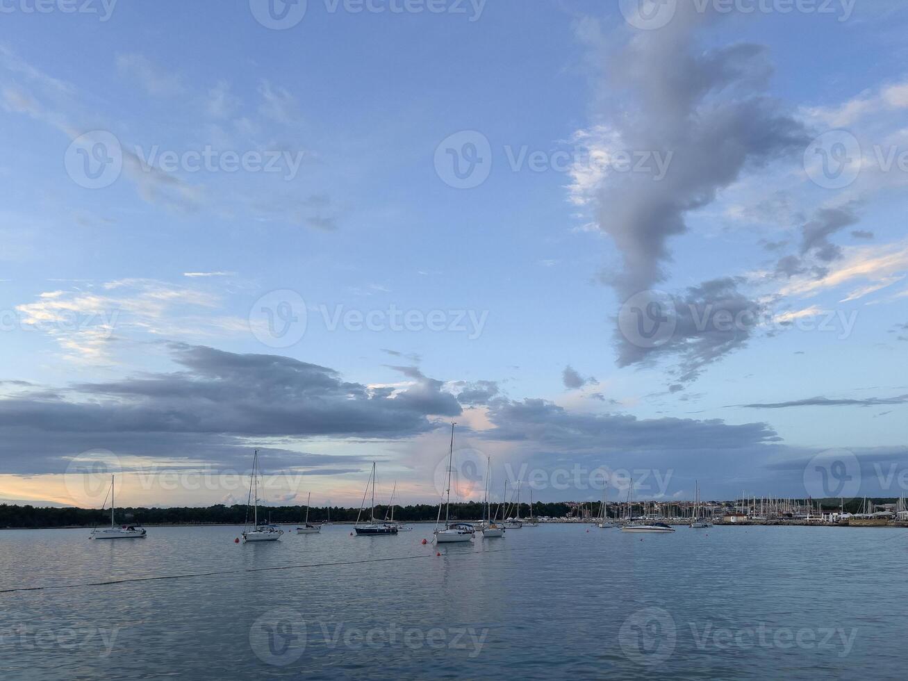 en molnig blå himmel foto