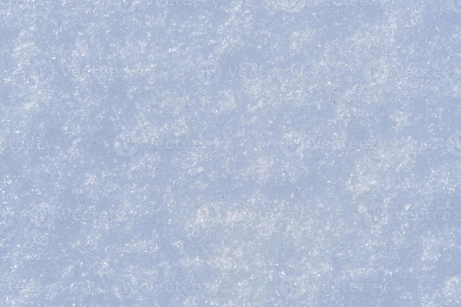 snö efter vind former vit duk virvlande mönster. ljus, gnistrande, med is kristaller. unik naturlig textur och lugn vinter- landskap. foto