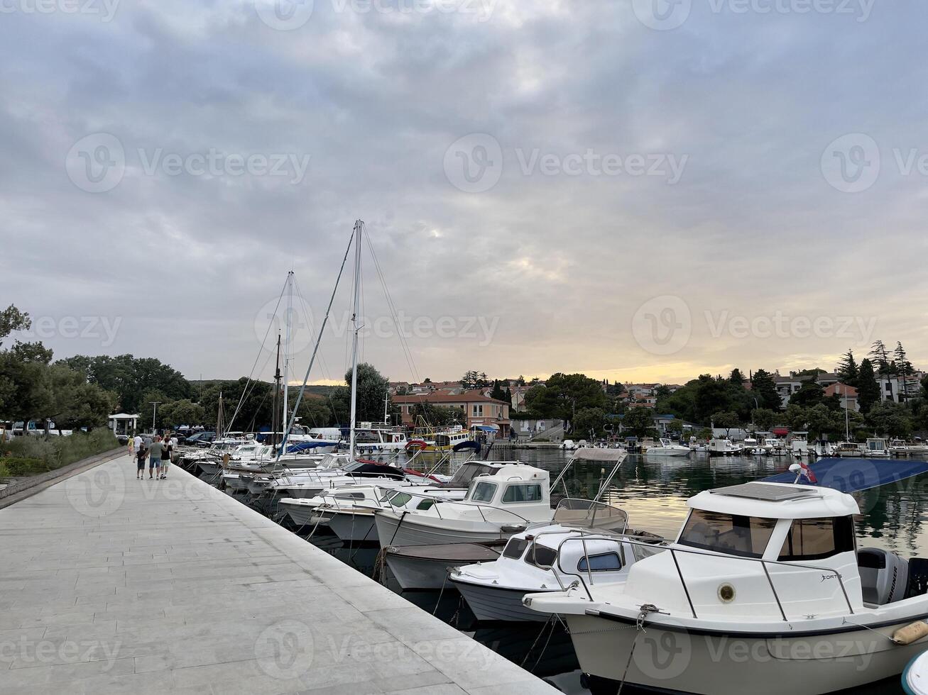 båtar i hamnen foto