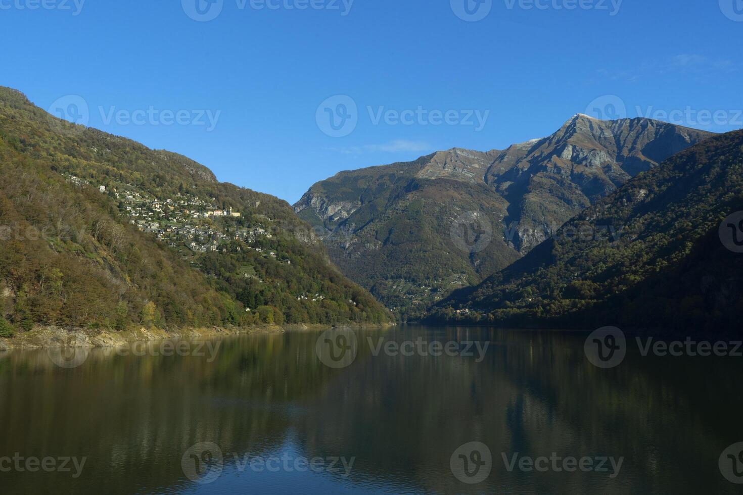 höst sjö med bergen foto