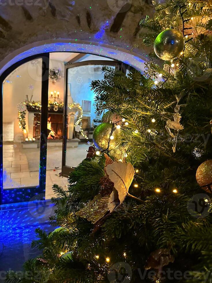 en jul träd i en rum med en öppen spis foto