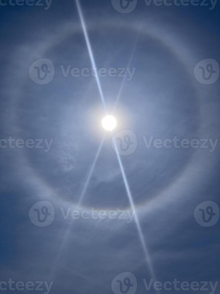 en halo ringa är sett i de himmel foto