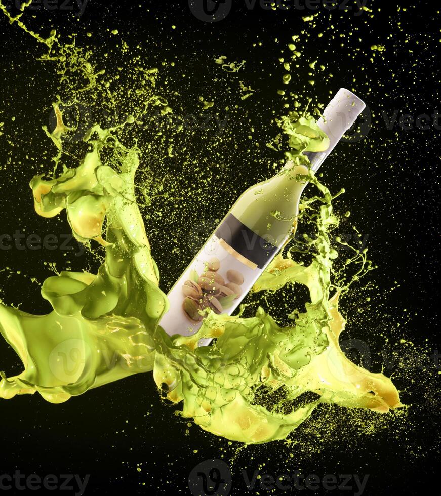en flaska av vin är stänkte med gul flytande foto