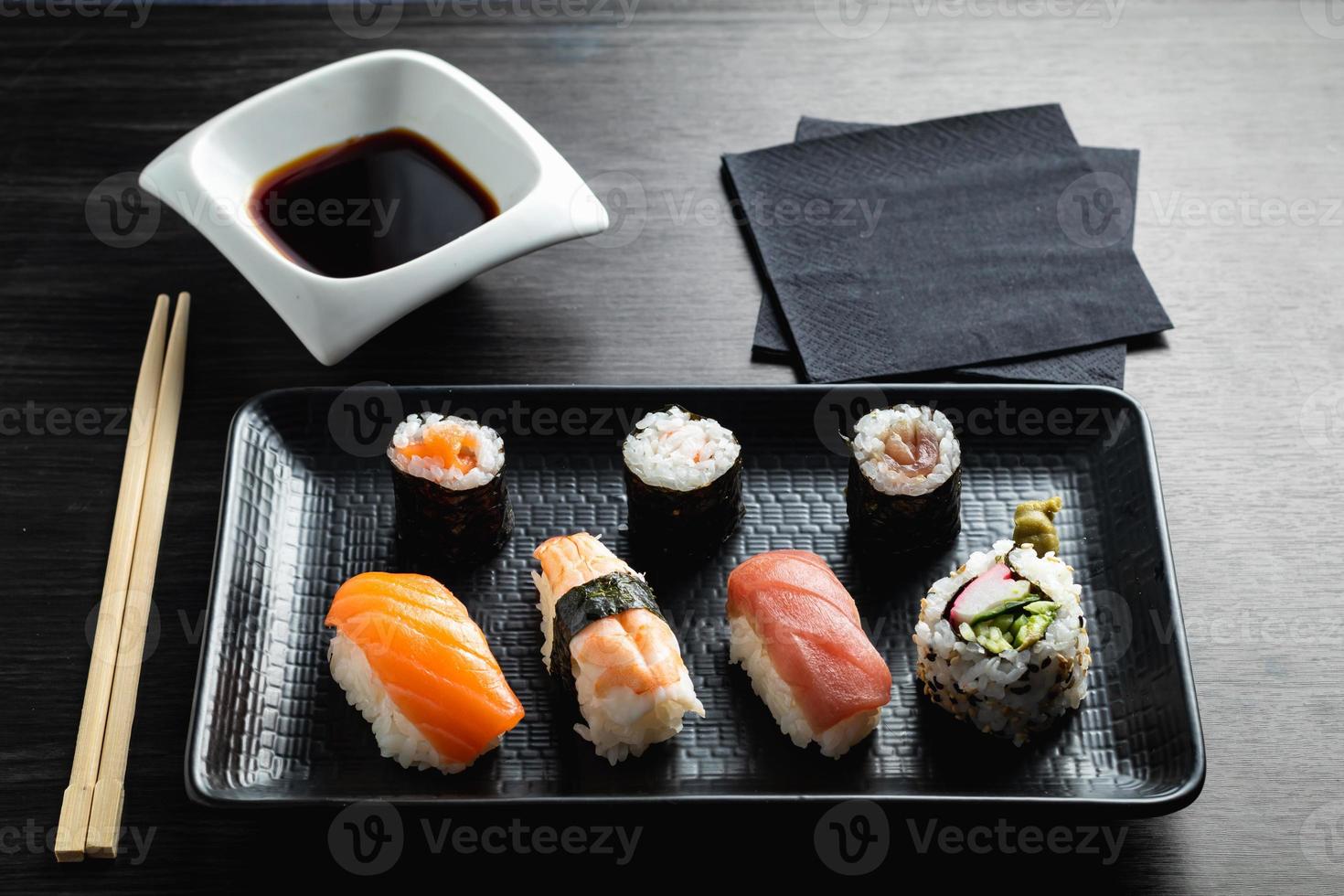 varierad sushi tallrik på träbord foto