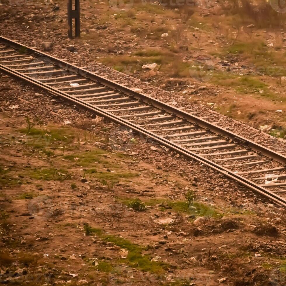 se av tåg järnväg spår från de mitten under dagtid på kathgodam järnväg station i Indien, tåg järnväg Spår se, indisk järnväg korsning, tung industri foto