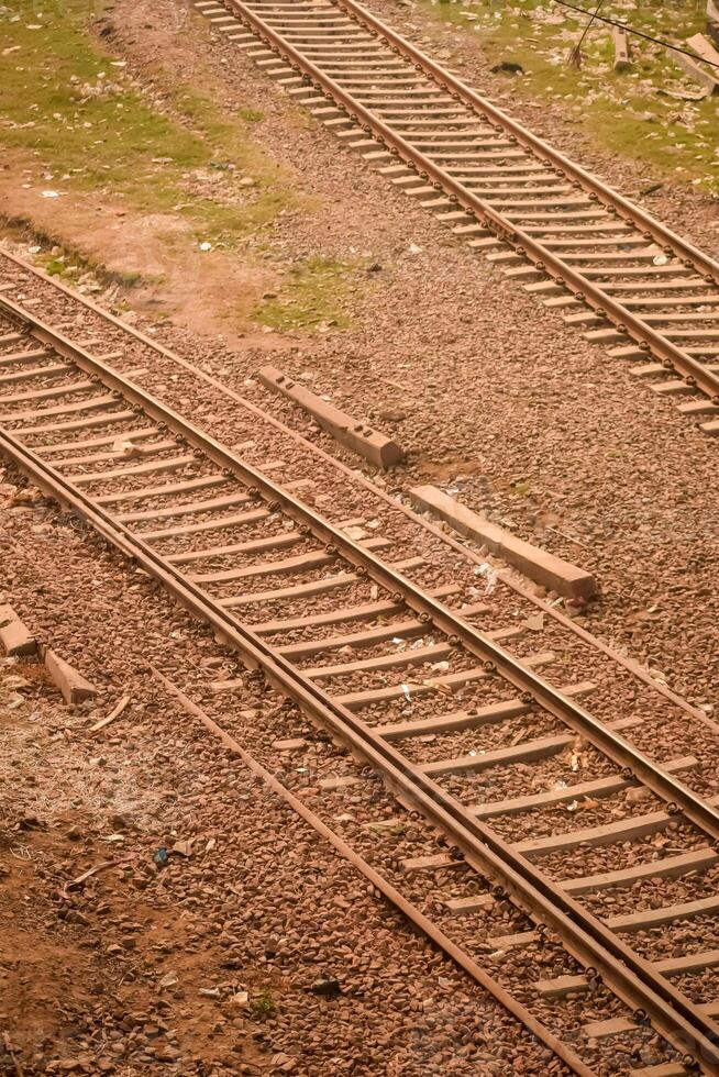 se av tåg järnväg spår från de mitten under dagtid på kathgodam järnväg station i Indien, tåg järnväg Spår se, indisk järnväg korsning, tung industri foto