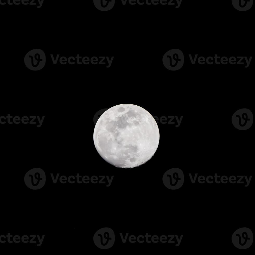 fullmåne på den mörka himlen under natten, fantastisk supermåne på himlen foto