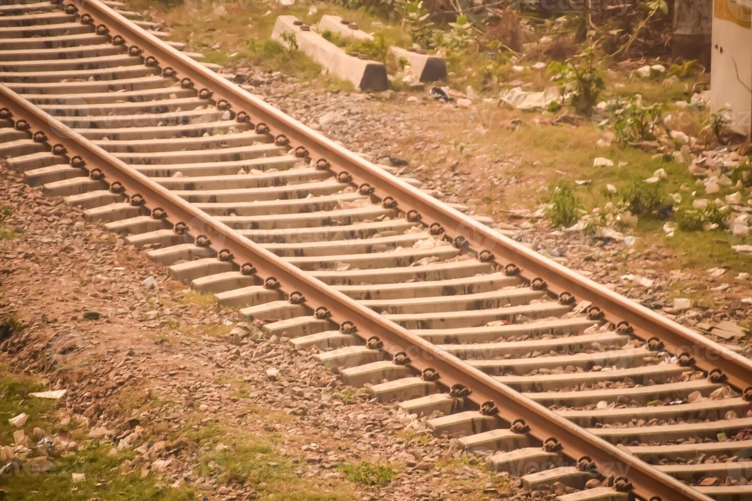 se av tåg järnväg spår från de mitten under dagtid på kathgodam järnväg station i Indien, tåg järnväg Spår se, indisk järnväg korsning, tung industri foto