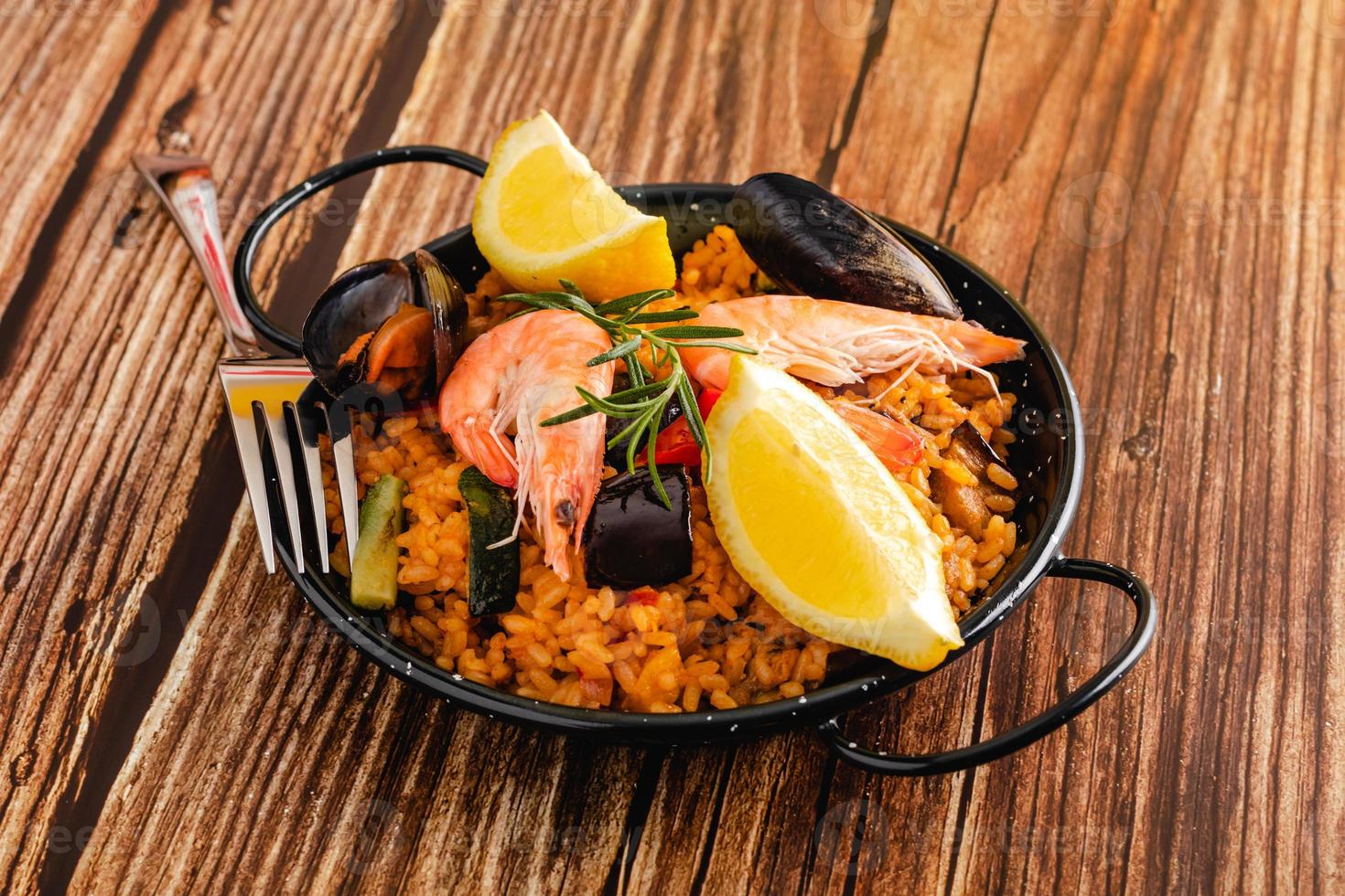 traditionell spansk paella med skaldjur foto