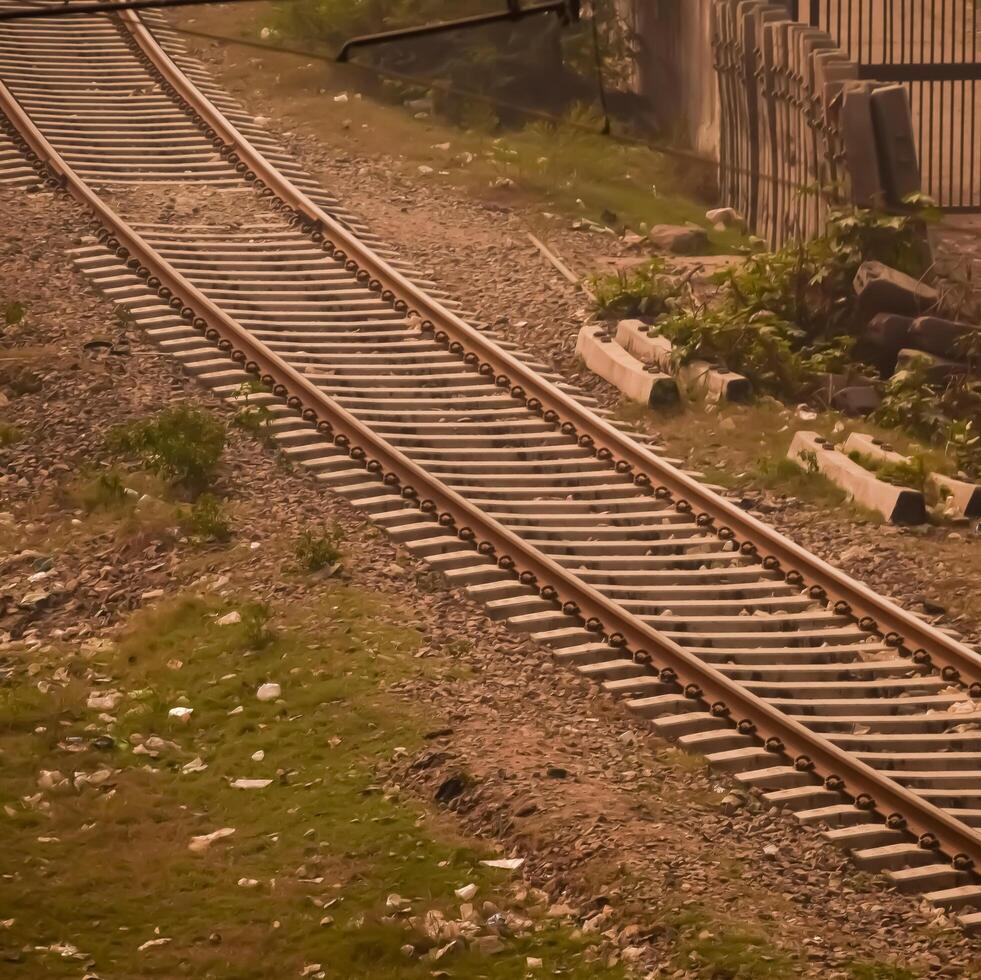 se av tåg järnväg spår från de mitten under dagtid på kathgodam järnväg station i Indien, tåg järnväg Spår se, indisk järnväg korsning, tung industri foto