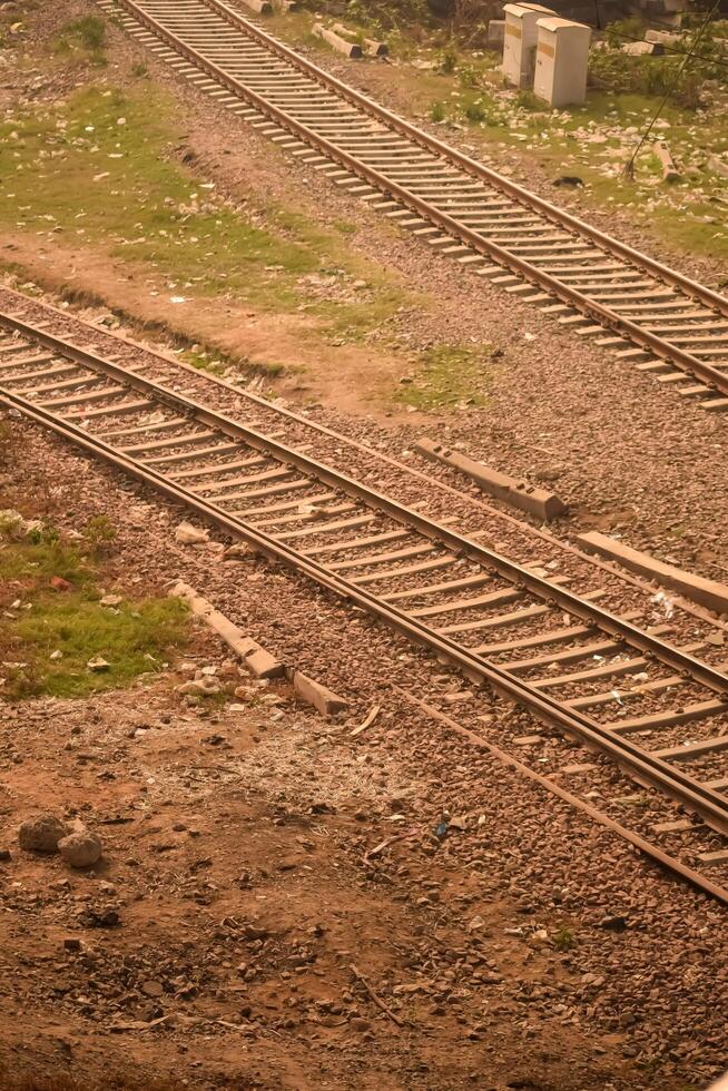 se av tåg järnväg spår från de mitten under dagtid på kathgodam järnväg station i Indien, tåg järnväg Spår se, indisk järnväg korsning, tung industri foto