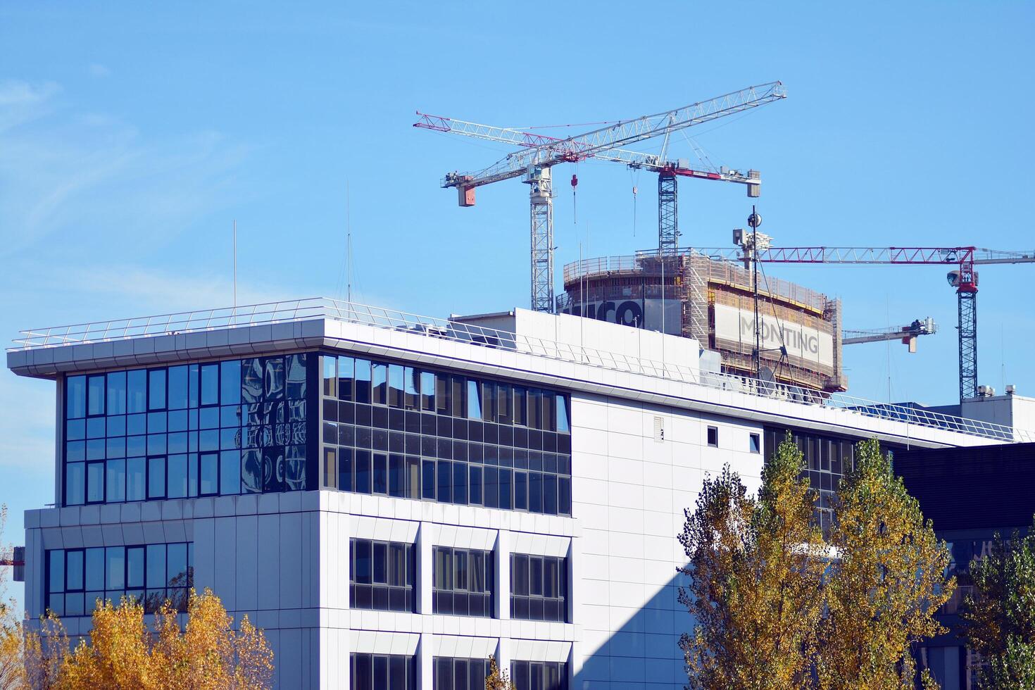 hög stiga byggnad under konstruktion. installation av glas Fasad paneler på en förstärkt betong strukturera. foto