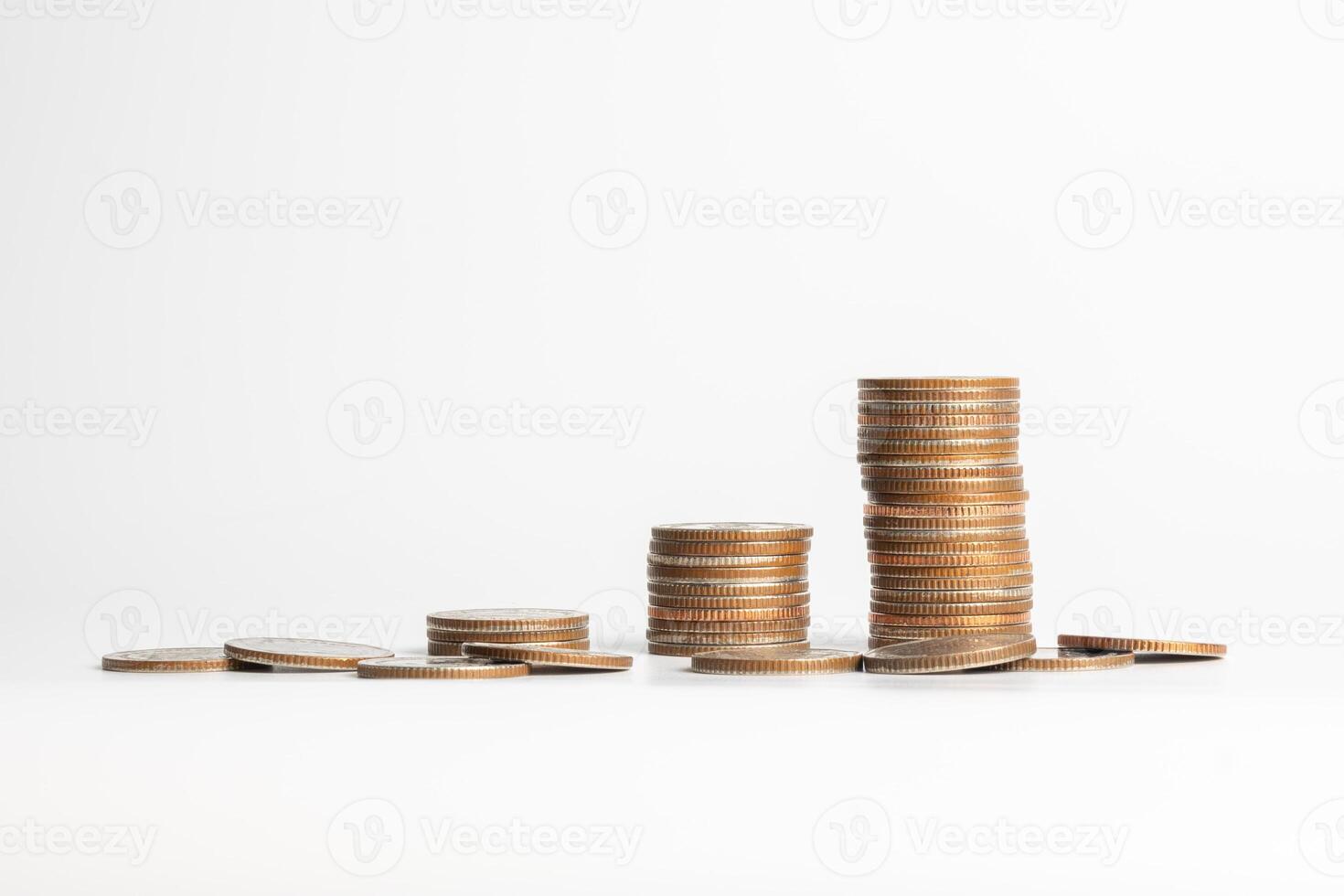 mynt stack med pil för investering strategier och finansiell tillväxt.sparande pengar och uppnå finansiell mål begrepp. foto