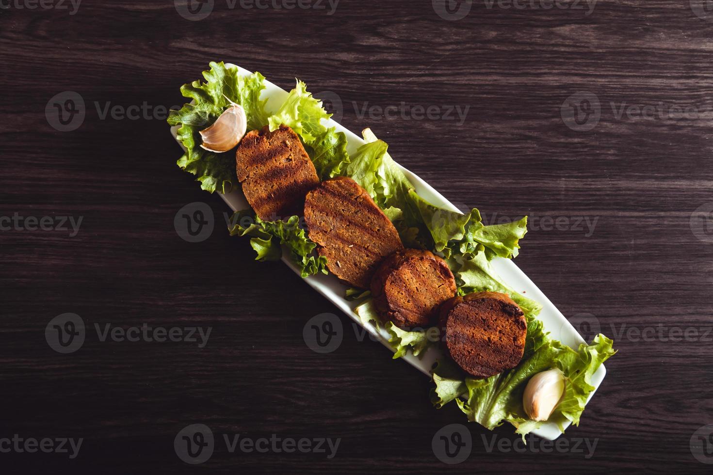 laga vegansk mat. seitan är veganskt kött för veggieburgare foto