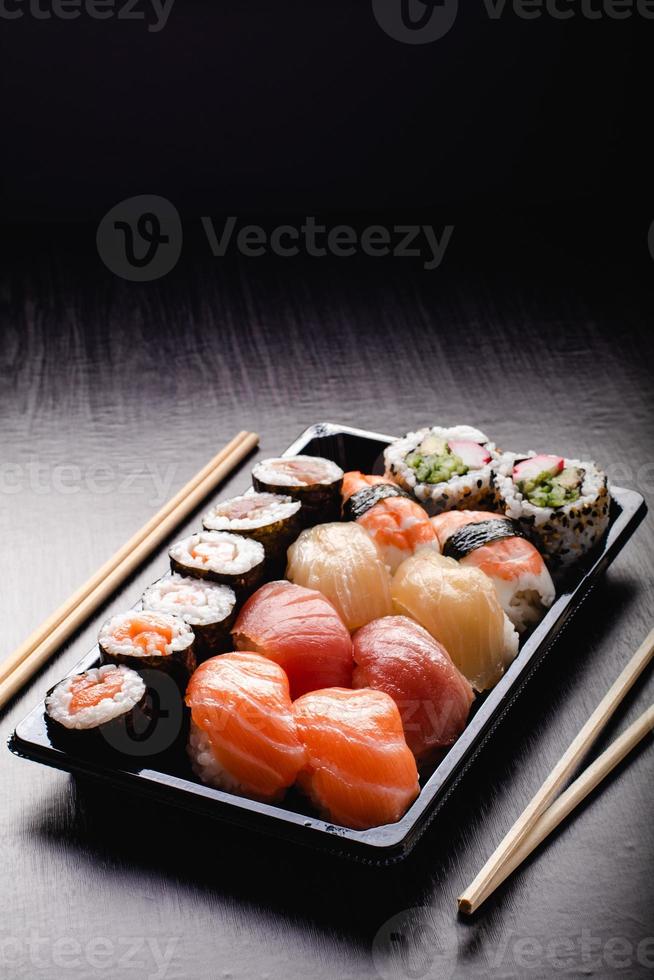 sushi to go koncept. takeaway box med sushi foto