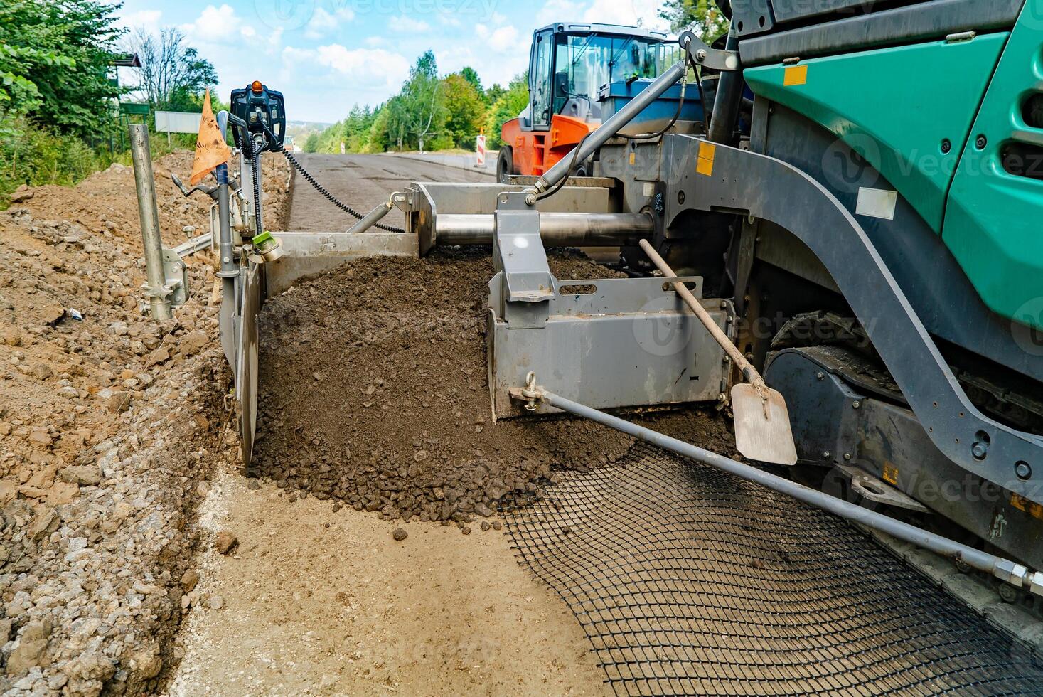 industriell trottoar lastbil. utläggare maskineri om färsk asfalt under väg konstruktion foto