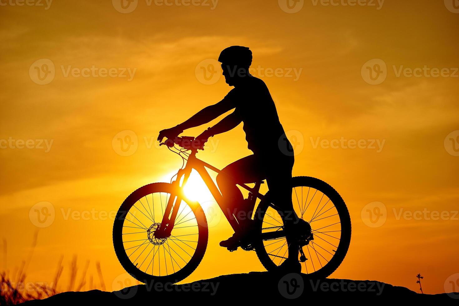 silhuett man och cykel avkopplande på suddigt soluppgång himmel bakgrund foto