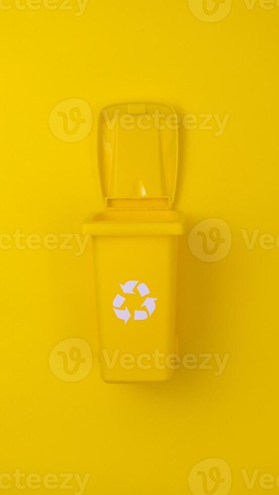 en gul skräp kan med en återvinningsbar lock. foto