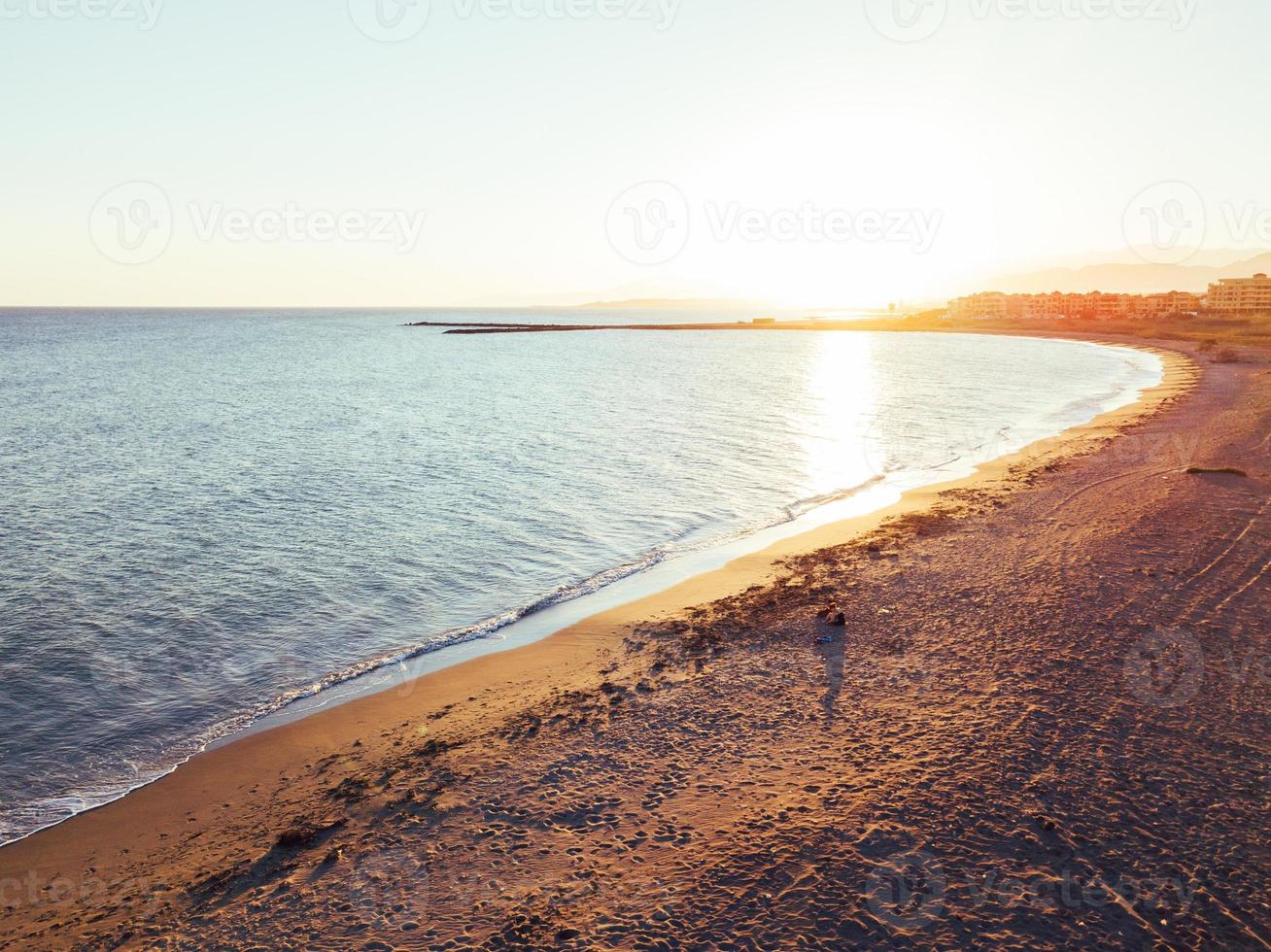 flicka och hund på stranden vid solnedgången, flygbilder foto