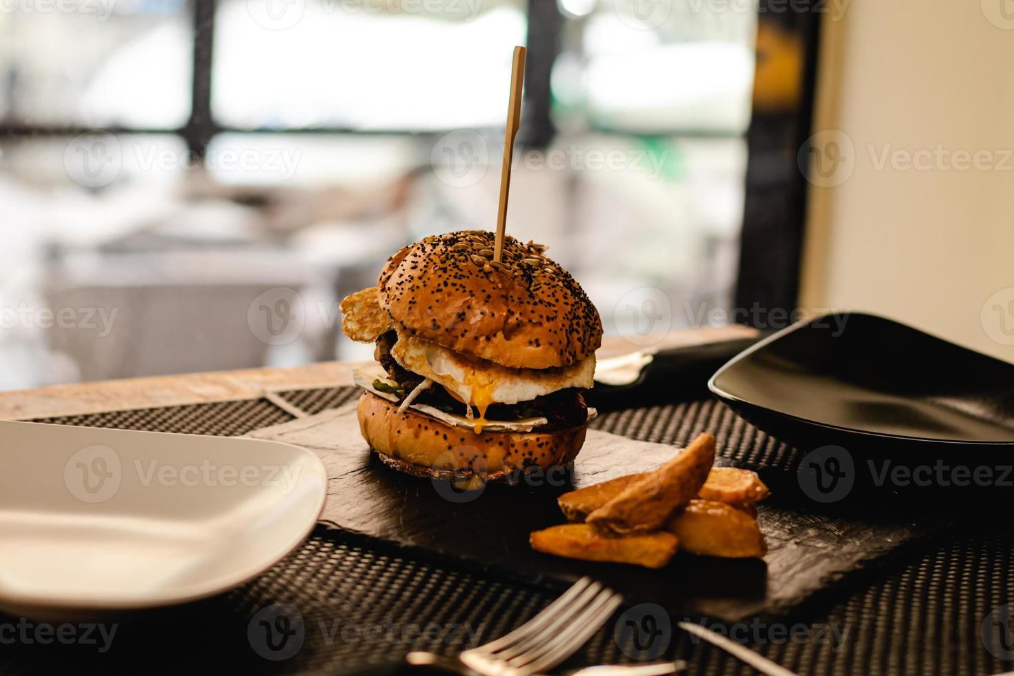 hamburgare med ägg och pommes frites serveras på restaurang foto