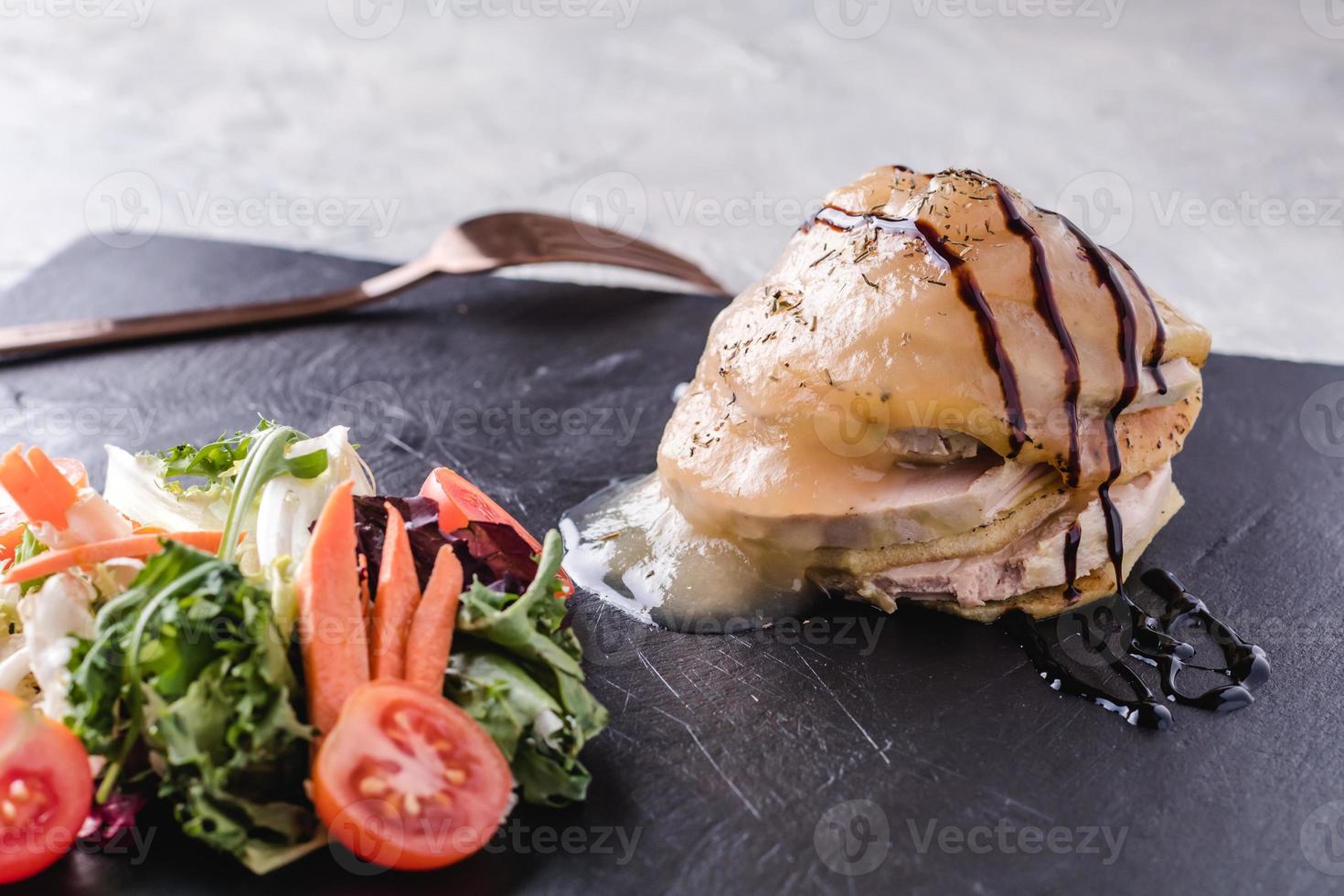 foie gras med ananas och sås foto