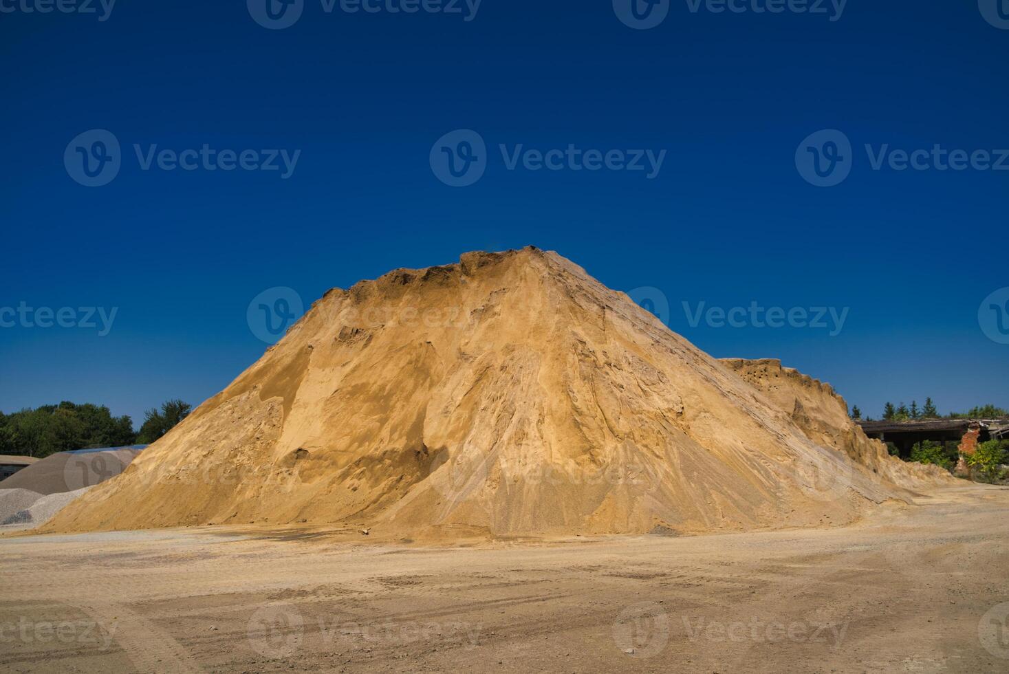 sand slagghög för industriell behov. blå himmel bakgrund. selektiv fokus. foto