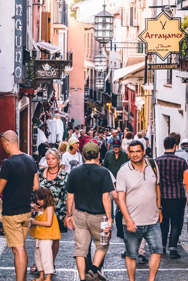 Granada, Spanien - 15 juni 2019 typiska restauranger och butiker på en gata i det populära gamla moriska kvarteret albaicin. den historiska stadskärnan i Granada. caldeleria gatan foto
