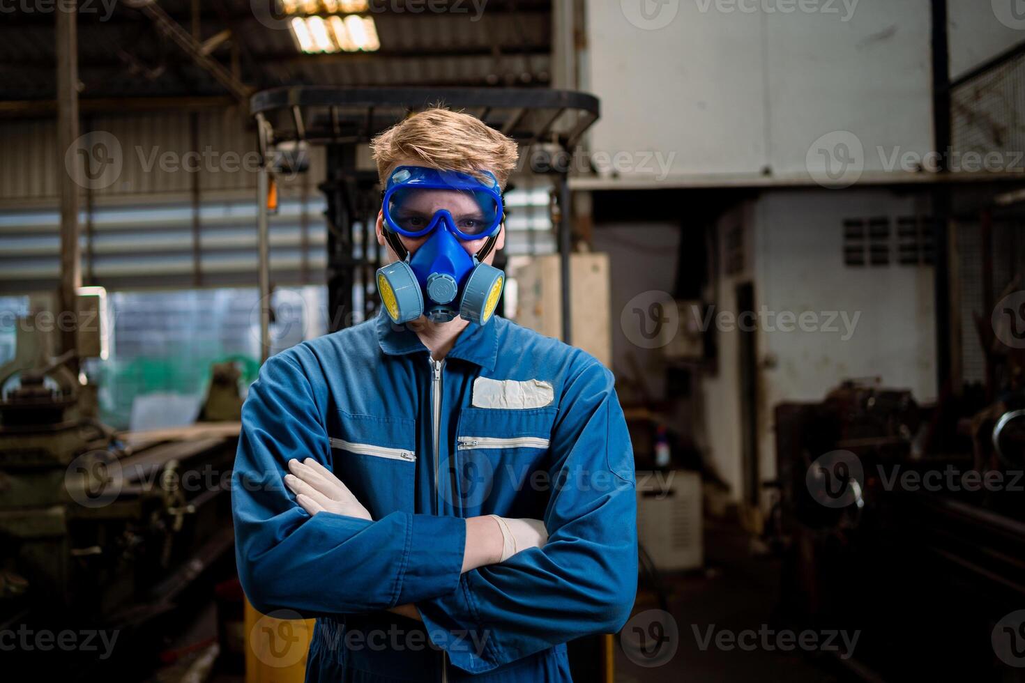 manlig ingenjör bär säkerhet kostym och gas mask i kemisk farlig område i tung industriell arbete. foto