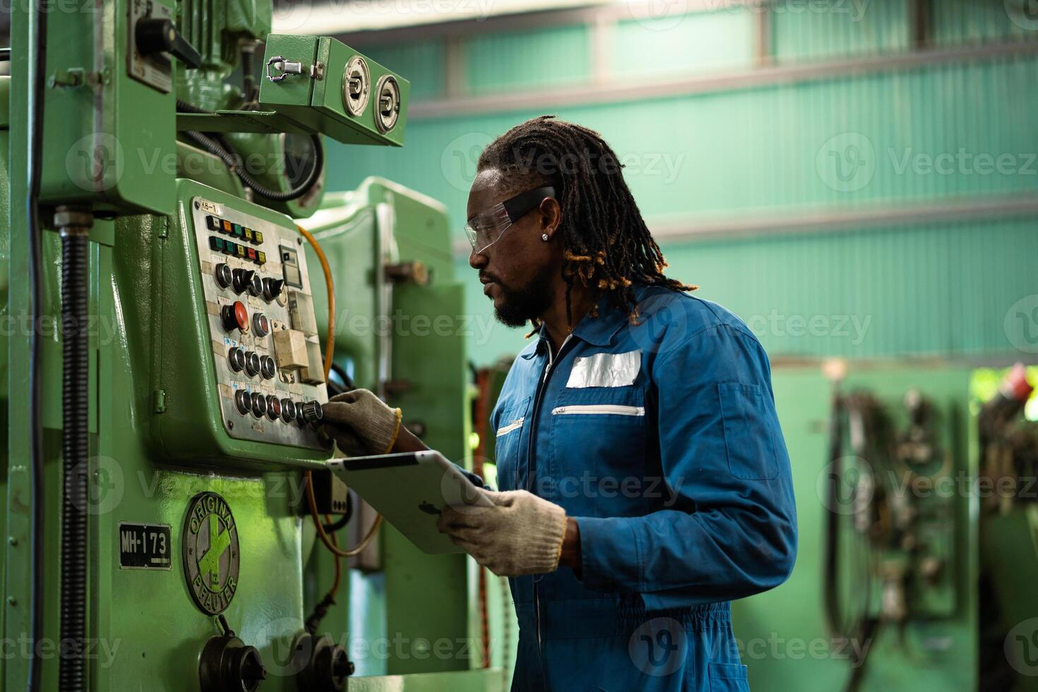 svart manlig mekanisk ingenjör arbetssätt på metall svarv fabrik maskin svarv rörelse ingenjör afrikansk amerikan människor. foto