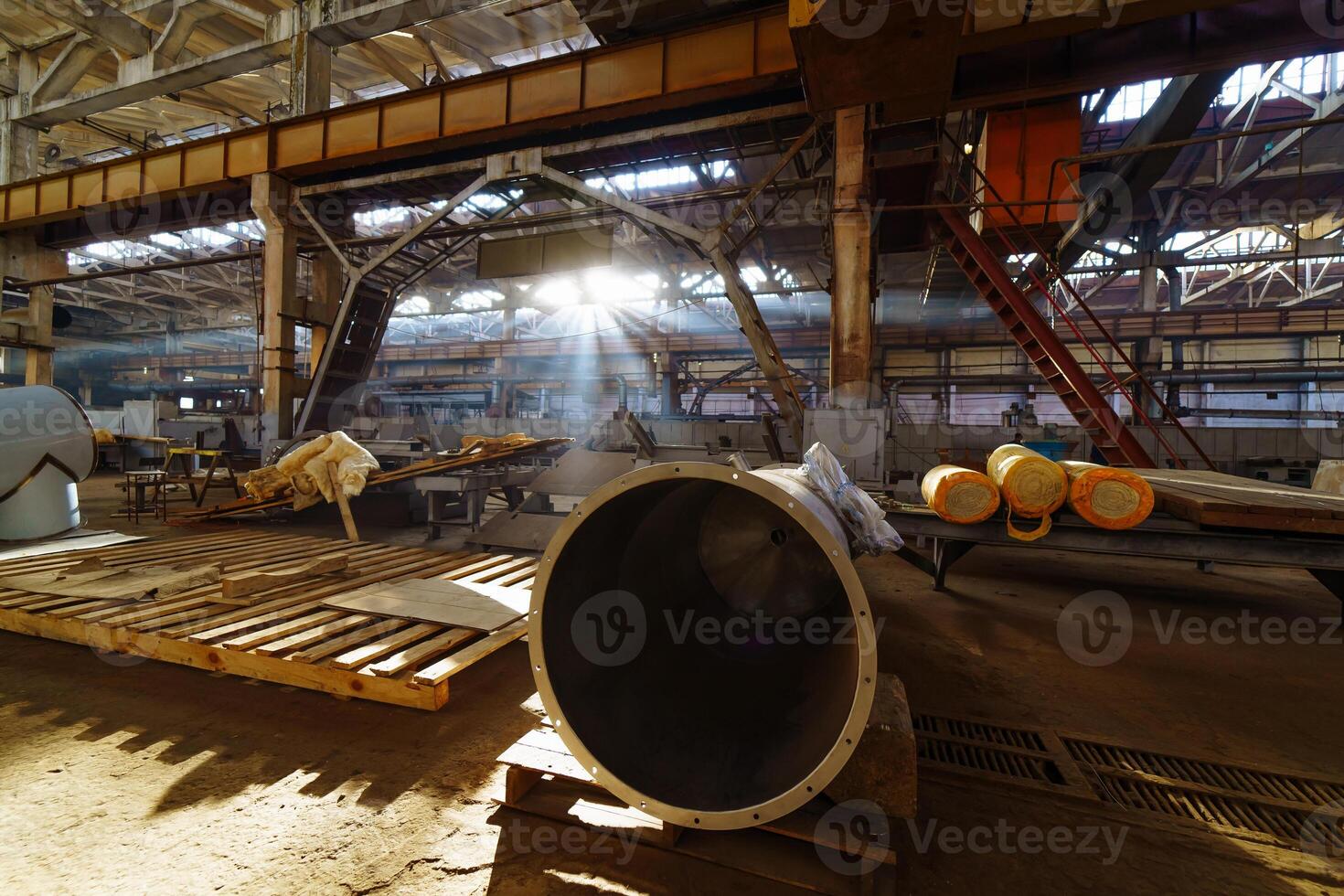 industriell fabrik verkstad för konstruktion. modern tillverkning lagring med rör, fabrik interiör inuti. foto