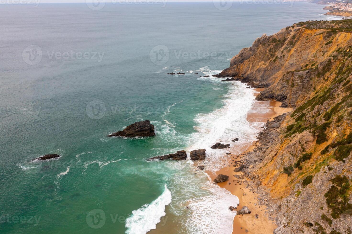 antenn se av klippig klippa kustlinje med hav vågor foto