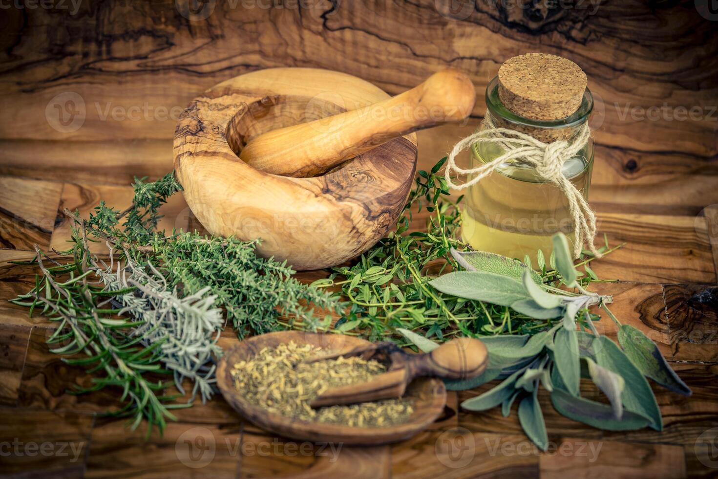 örter från franska provence på oliv trä foto