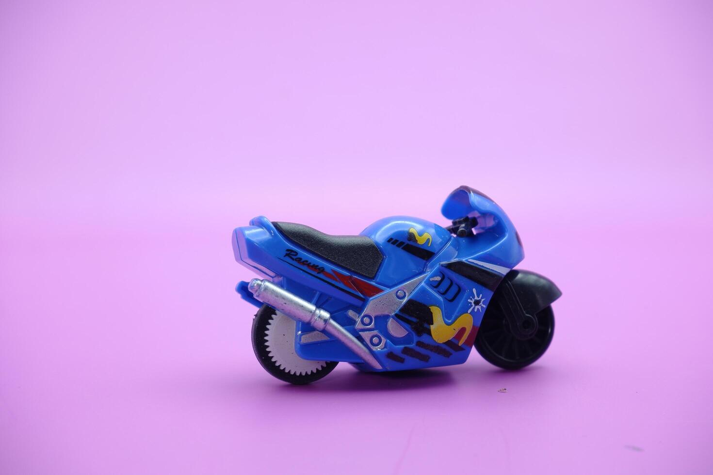 sporter motorcykel leksak isolerat på lila bakgrund. mini sporter motorcykel foto