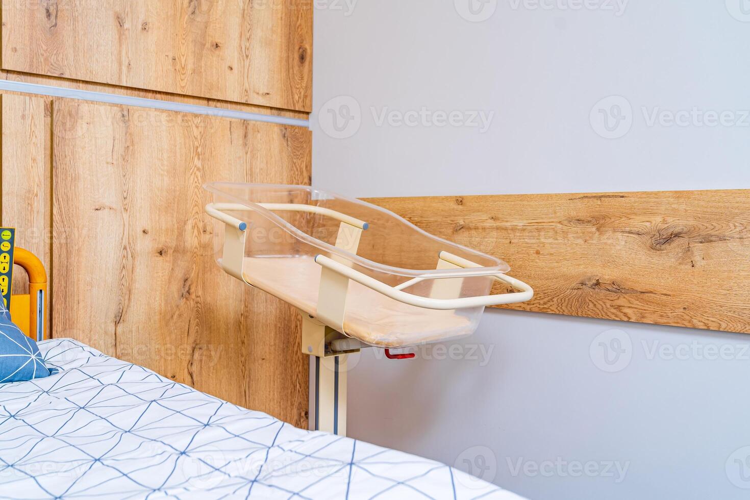 ny modern interiör med bebis spjälsäng i sjukhus. medicinsk rena bekväm säng för bebis. foto