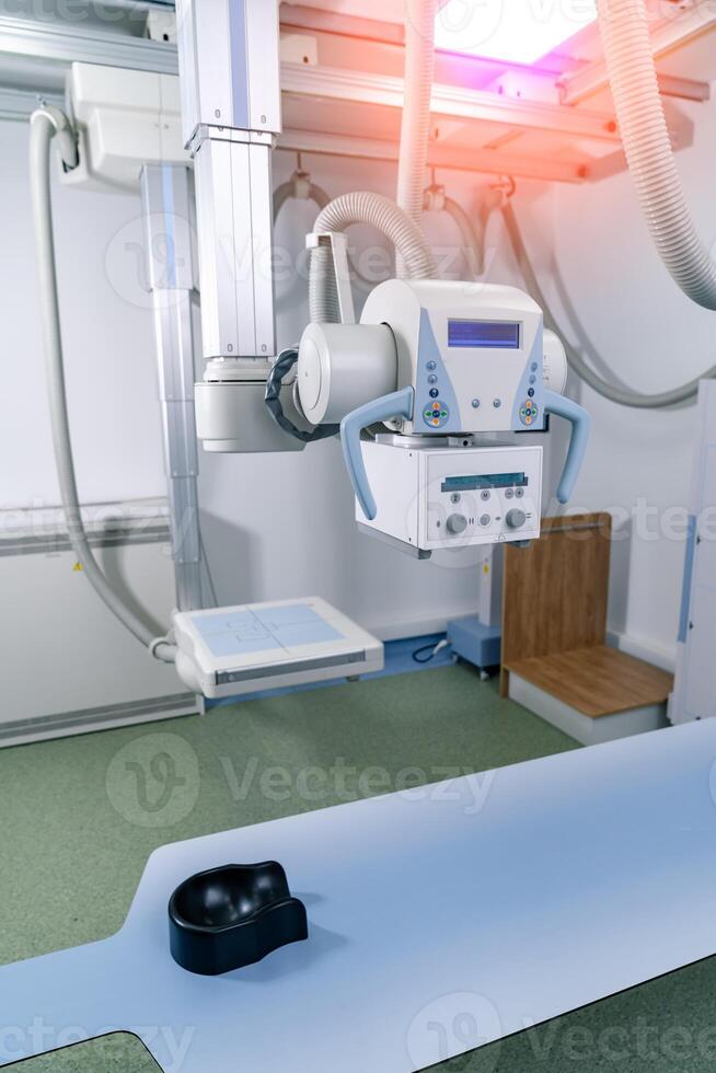 modern kirurgisk Utrustning i vit klinik avdelning. nödsituation sjukhus avdelning med röntgen. foto