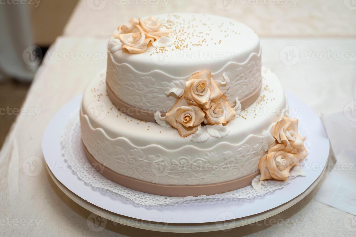 vit bröllop kaka med blommor. efterrätt för gäster foto