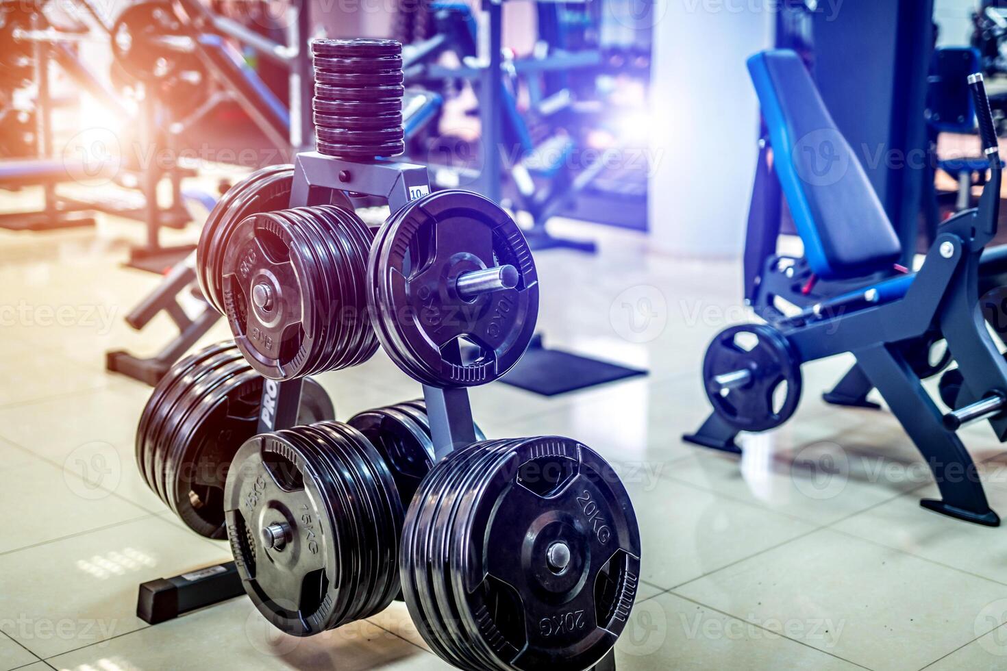 enorm pannkakor för en hantel i en Gym. sport och friska liv begrepp. uppsättning av pannkakor på Gym bakgrund. sport Utrustning närbild. foto