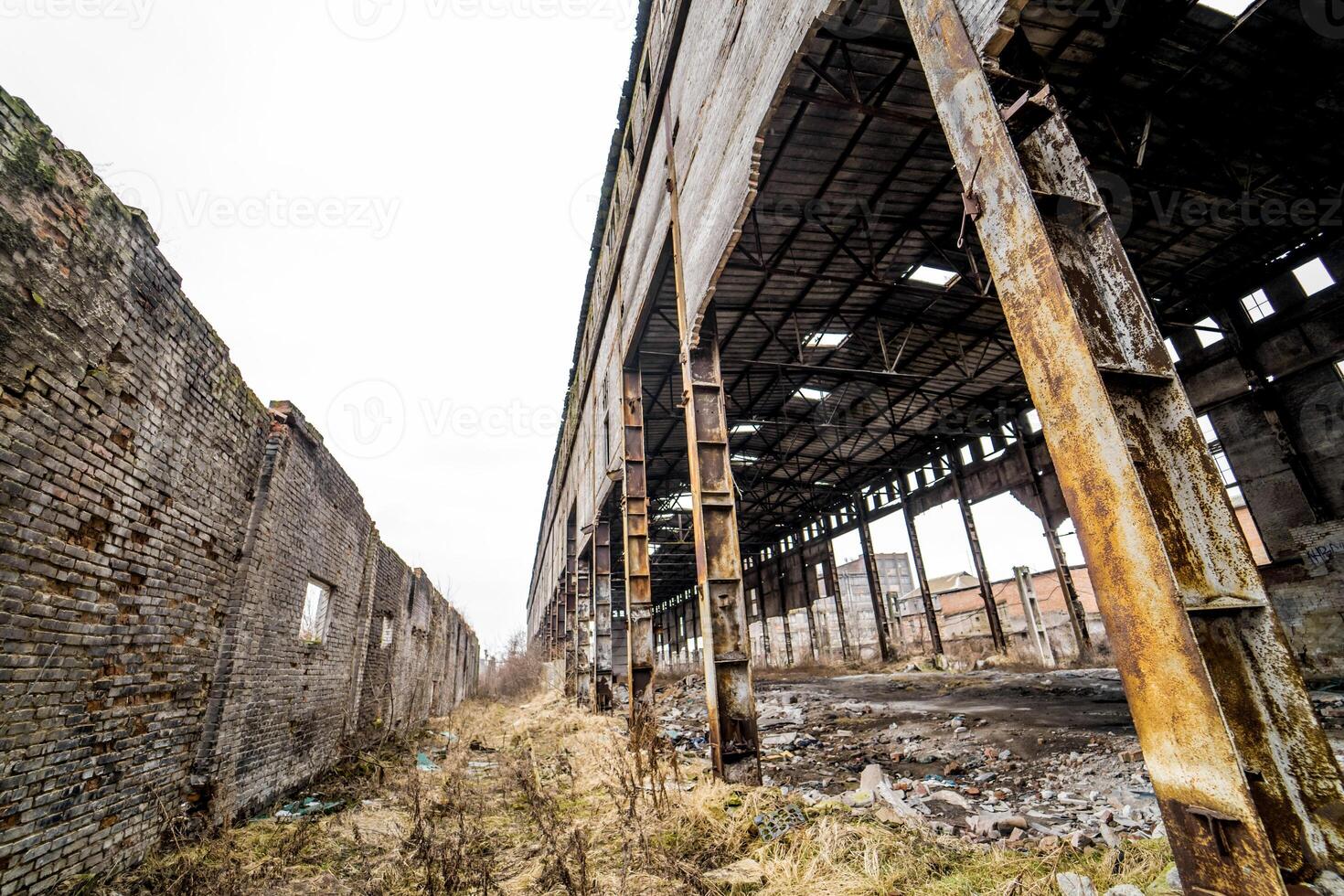 övergiven fabrik. ruiner av en mycket kraftigt förorenad industriell fabrik foto
