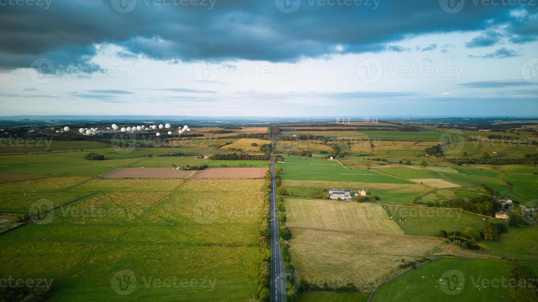 antenn se av en lantlig landskap med fält, en väg, och molnig himmel i yorkshire. foto