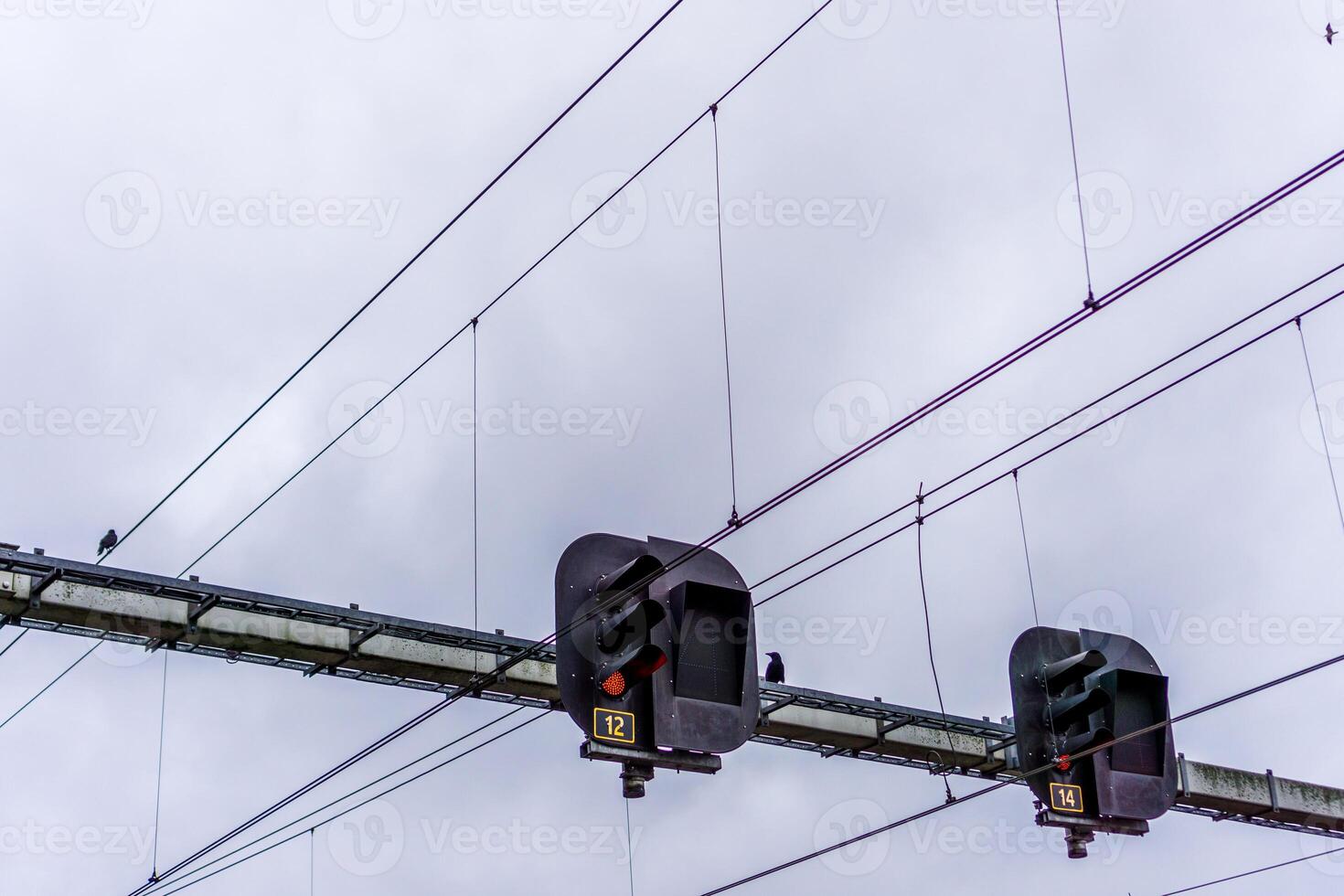 över huvudet signaler och hög Spänning kablar på en portal som del av de dutch järnväg. foto