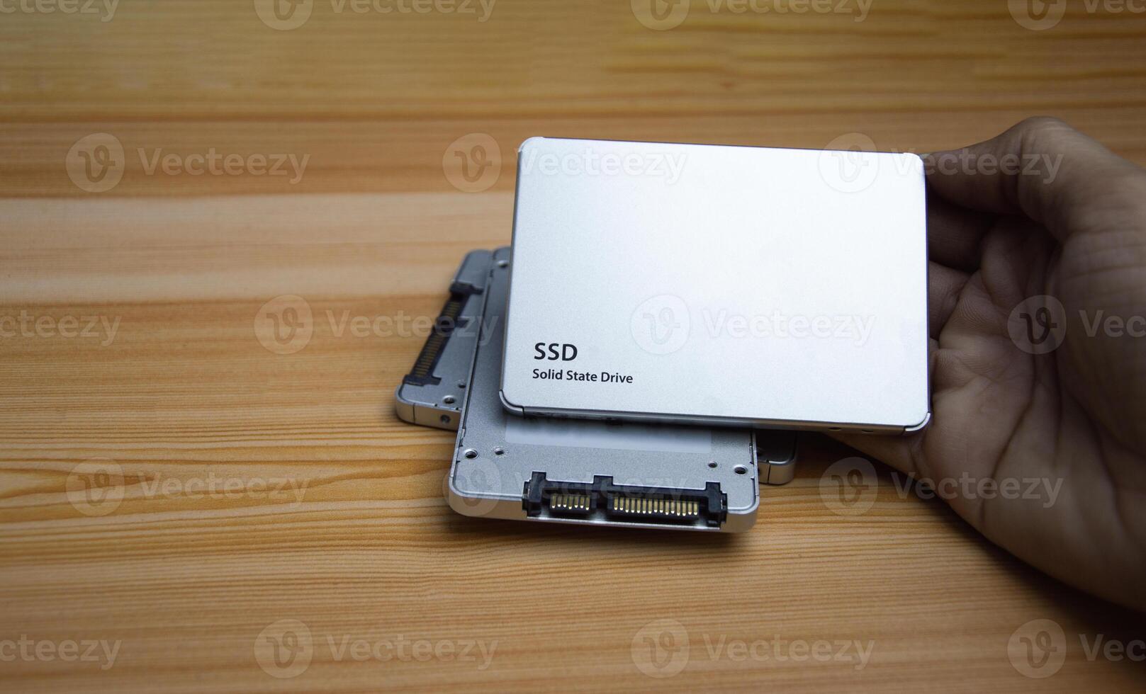 sSD disk kör placerad på trä- yta, hög hastighet ssd, sSD sata hamn foto