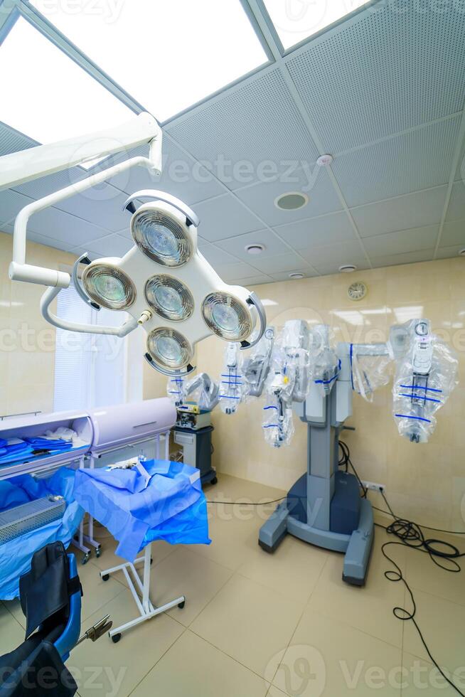 modern kirurgisk systemet. medicinsk robot. minimalt inkräktande robot kirurgi. medicinsk bakgrund foto