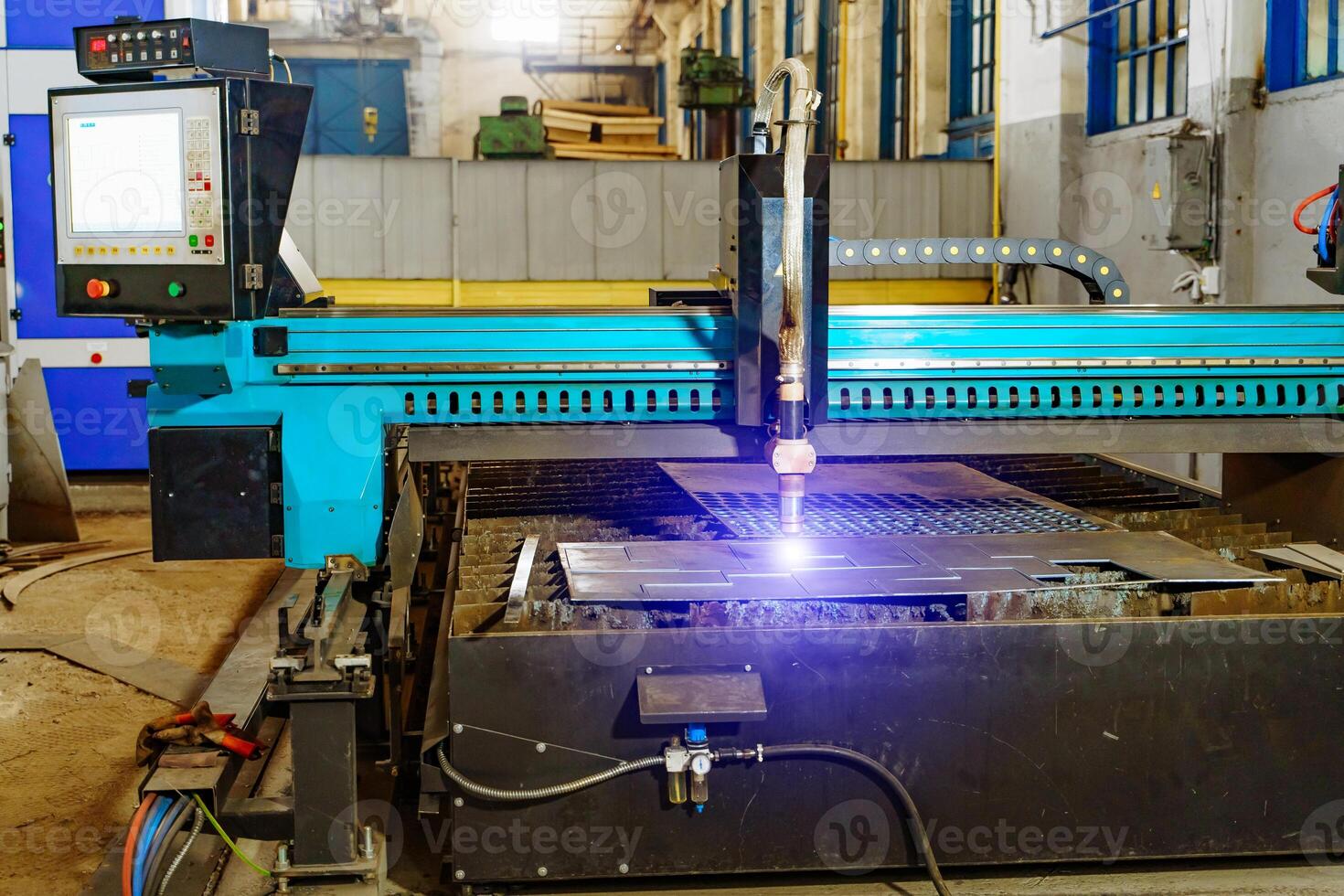 modern industriell teknologi. laser skära maskin och perforerad metall tallrik foto